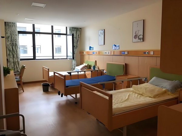 深圳落户条件2025新规_冯骥荐电影南京照相馆：没有抒情只有血的事实 没有抒情边缘在太阳系